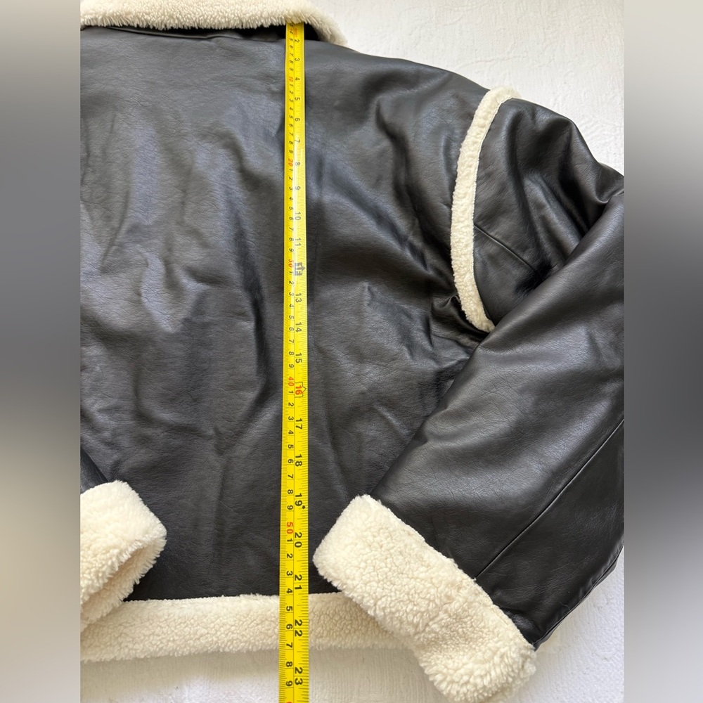 Hollister Sherpa-Lined Vegan Leather Crop Biker Jacket. Size L - Picture 11 of 12